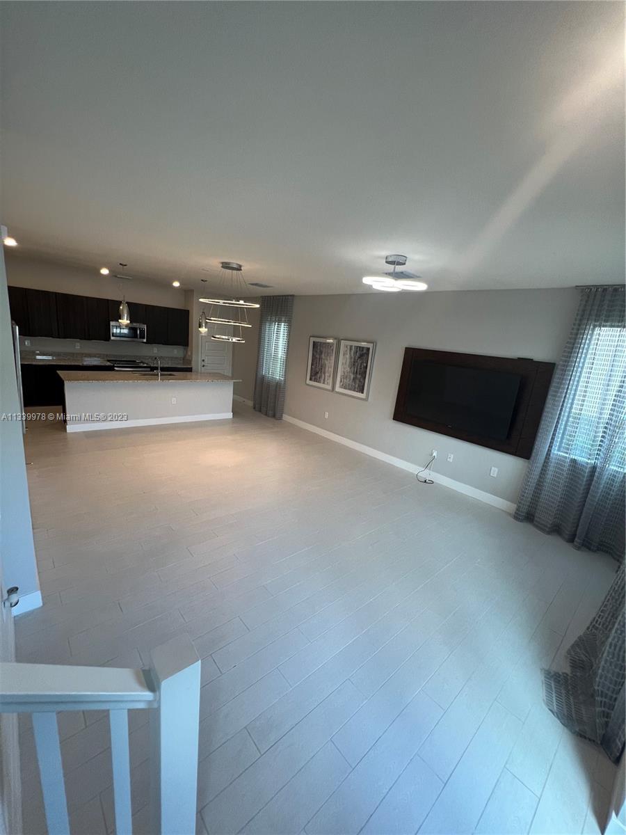 DOWNTOWN DORAL SOUTH PHAS - Residential Lease
