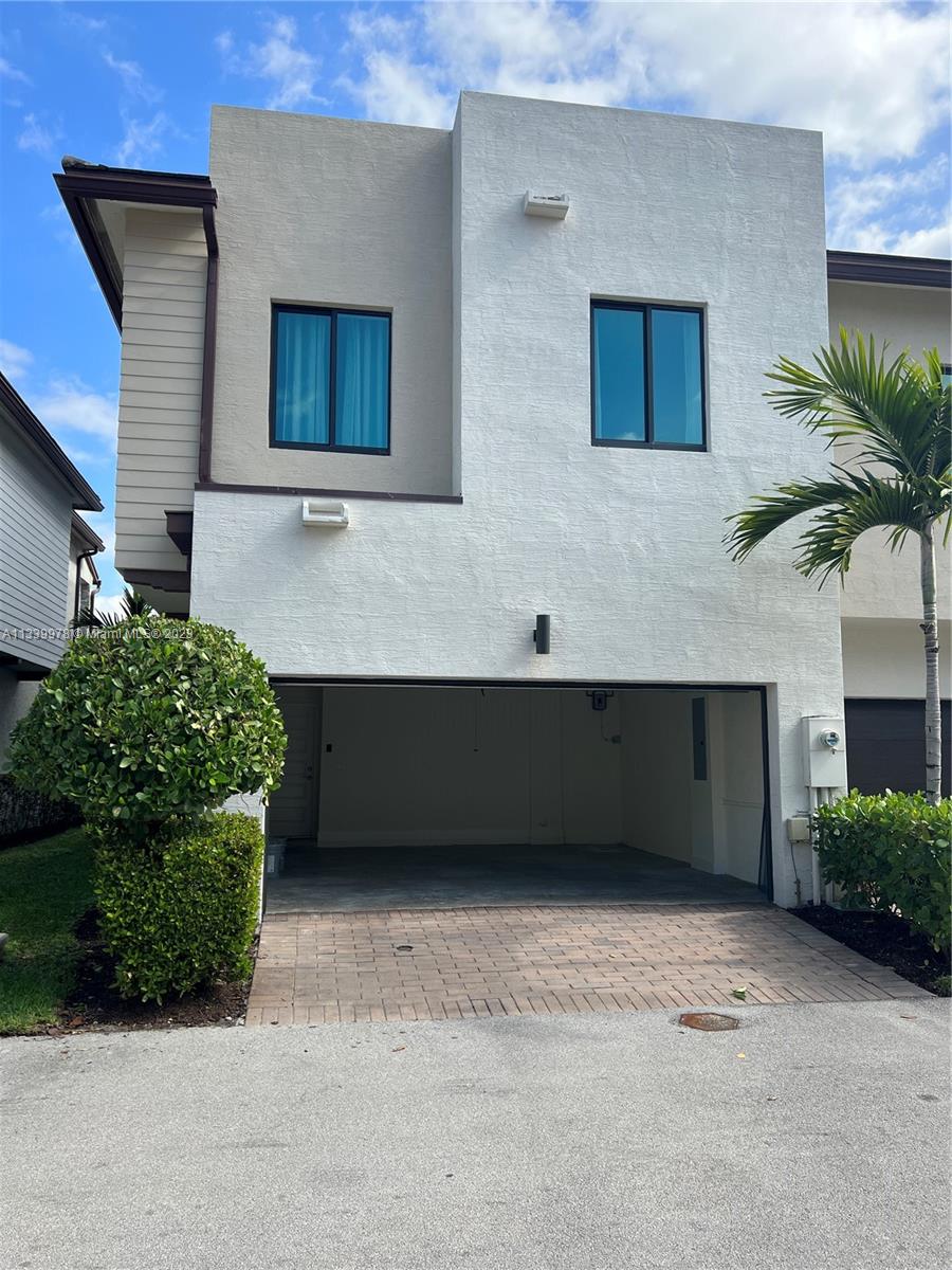 DOWNTOWN DORAL SOUTH PHAS - Residential Lease