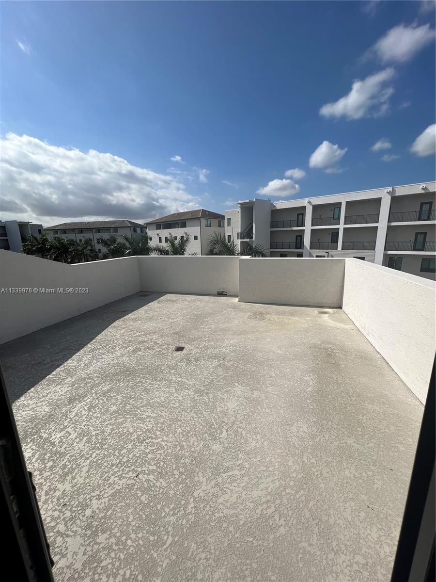 DOWNTOWN DORAL SOUTH PHAS - Residential Lease