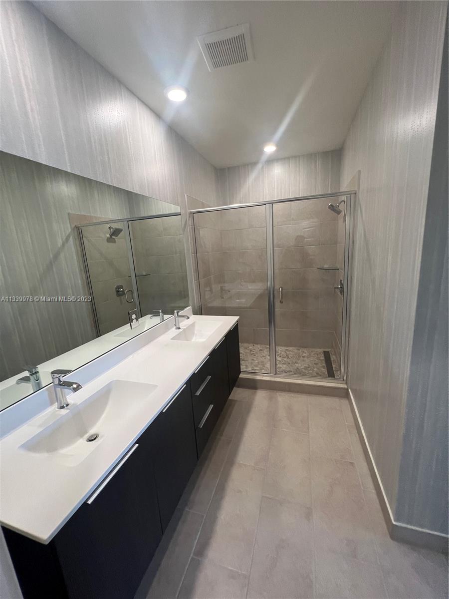 DOWNTOWN DORAL SOUTH PHAS - Residential Lease