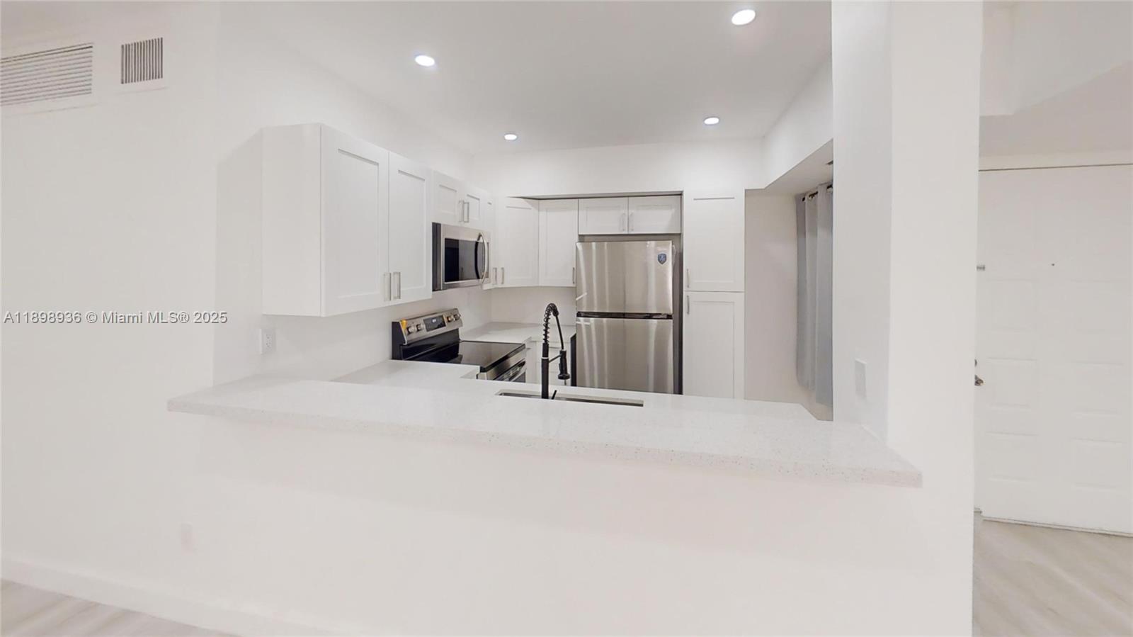 QUATRAINE CONDO III - Residential