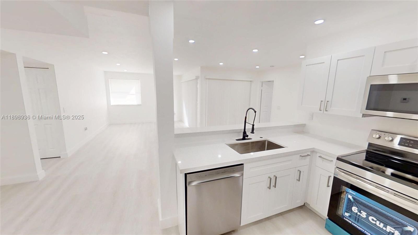 QUATRAINE CONDO III - Residential