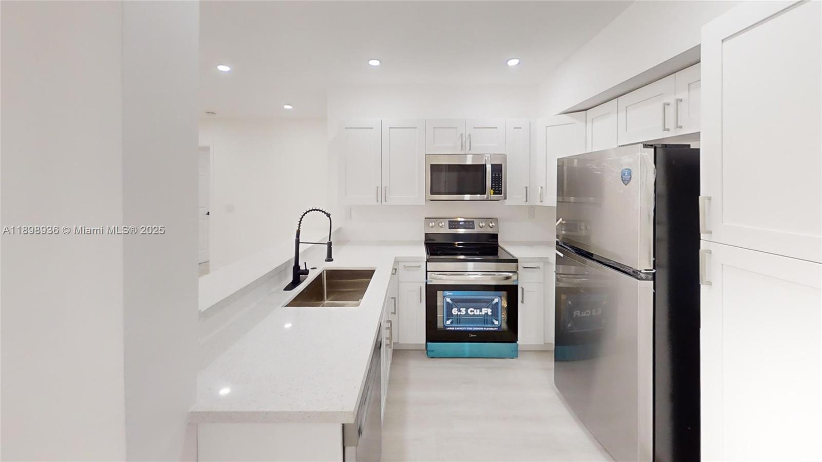QUATRAINE CONDO III - Residential
