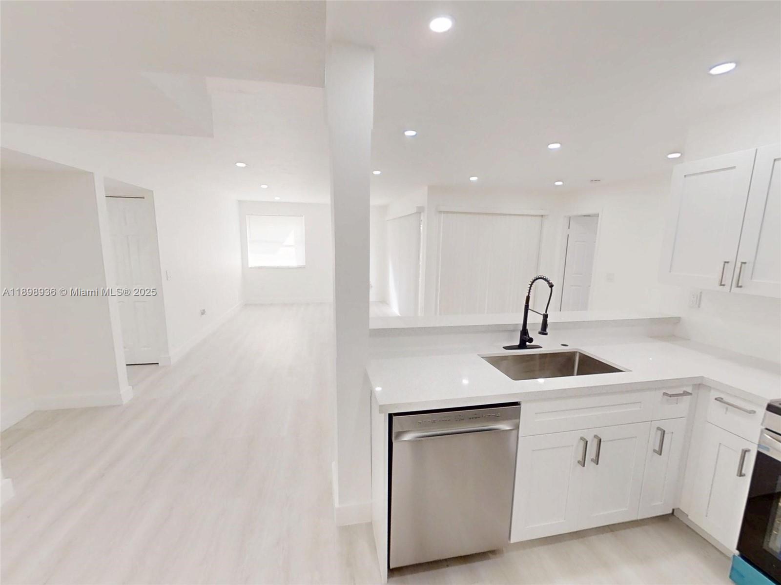 QUATRAINE CONDO III - Residential