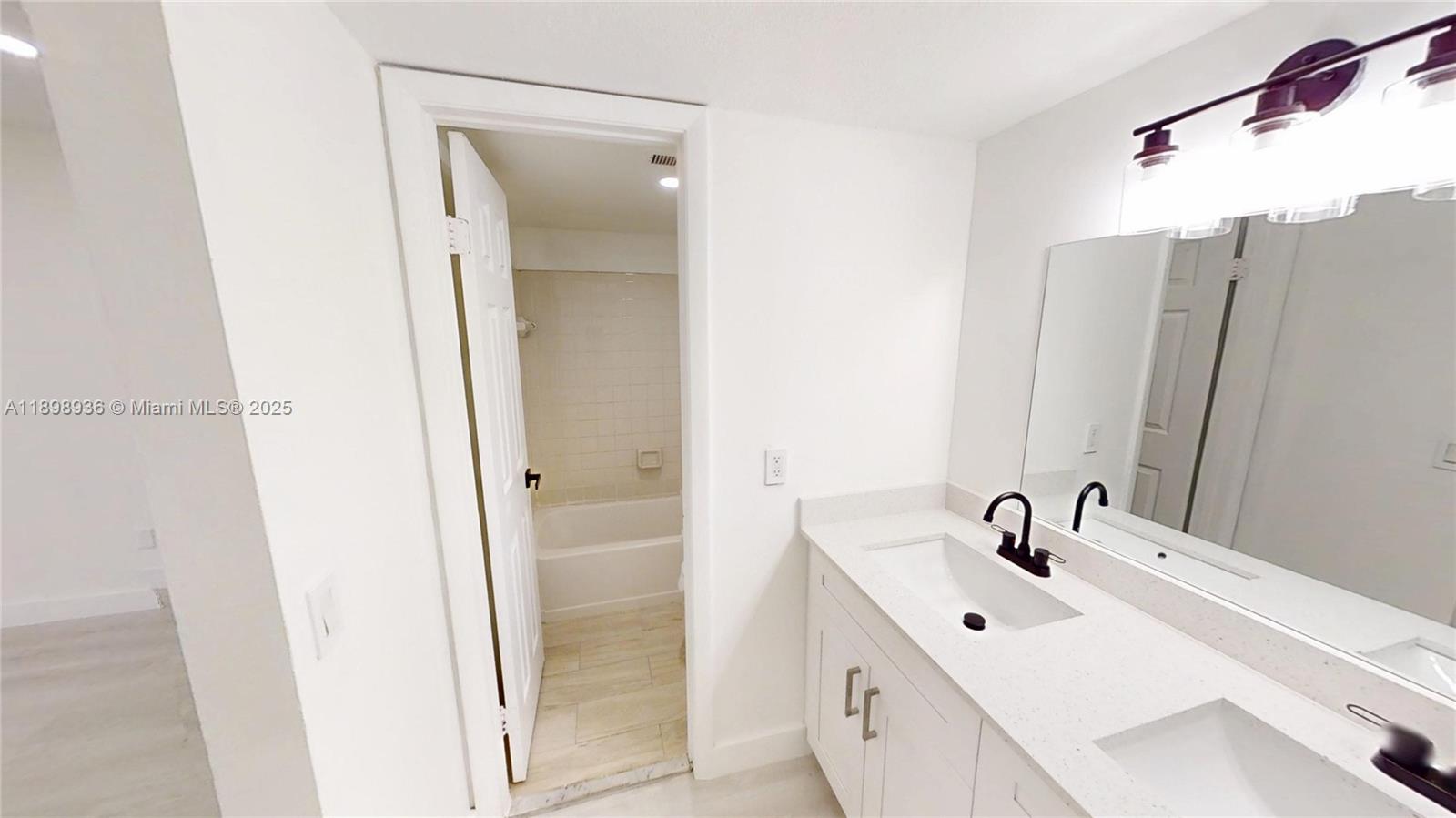 QUATRAINE CONDO III - Residential