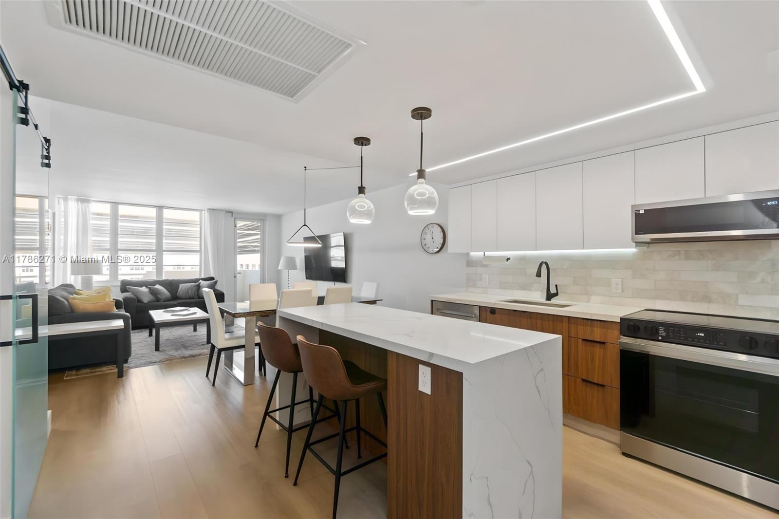 Property for Sale at 100 Lincoln Rd 908, Miami Beach, Miami-Dade County, Florida - Bedrooms: 1 
Bathrooms: 2  - $760,000