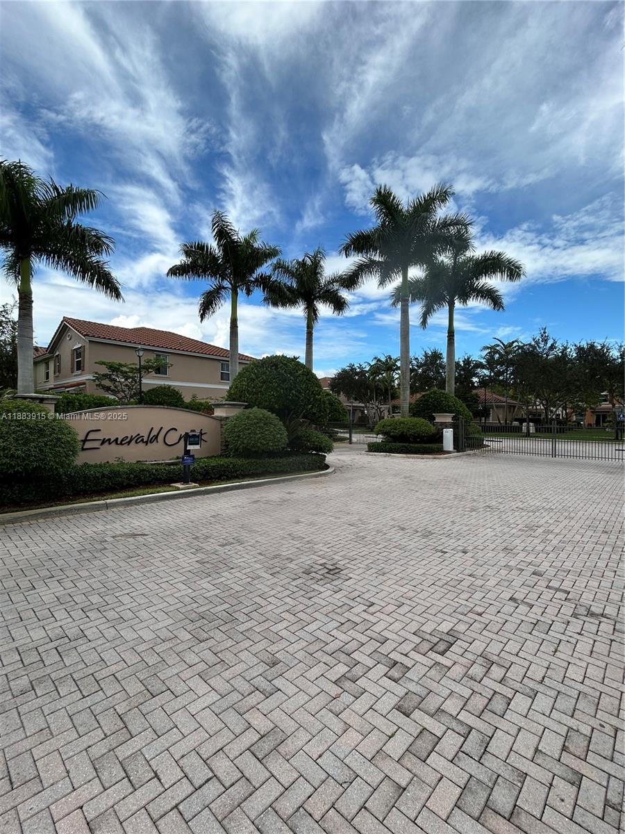 EMERALD CREEK TOWNHOMES - Residential