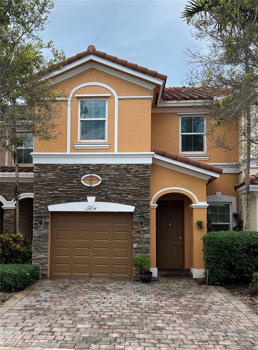 EMERALD CREEK TOWNHOMES - Residential