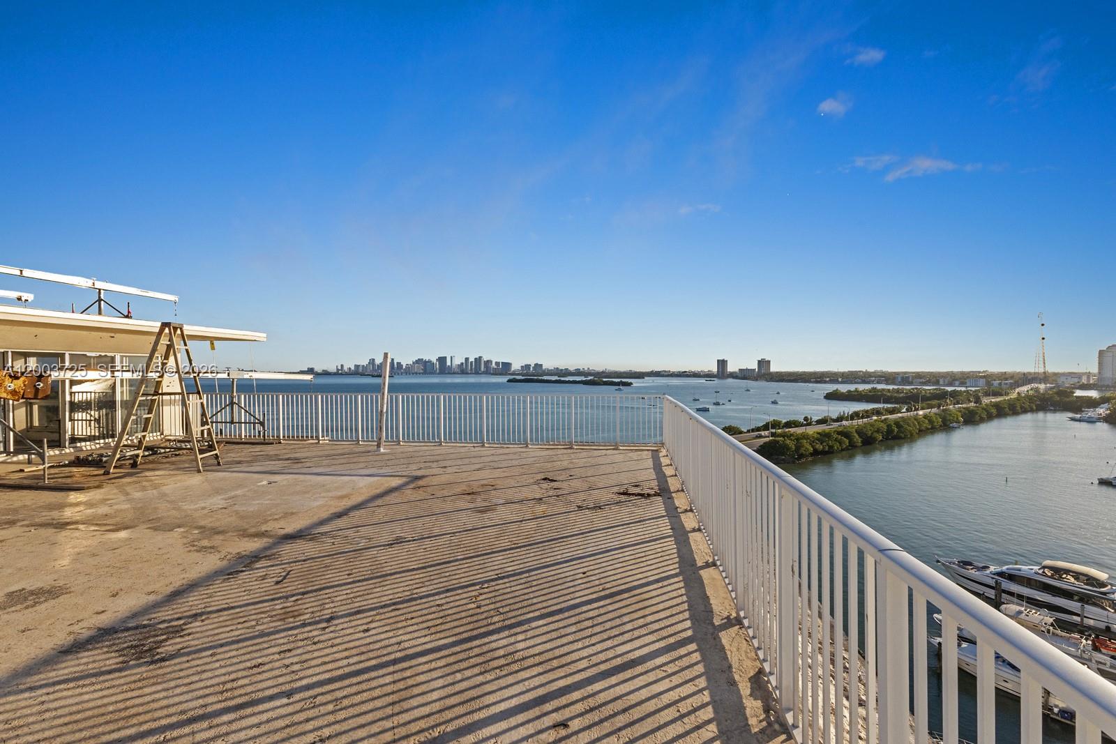 BAYSHORE YACHT & TENNIS C - Residential