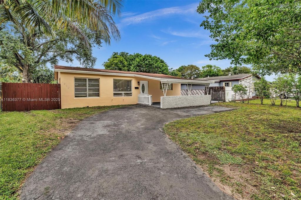 Photo of 1910 N 61st Ter #0, Hollywood, FL 33024 (MLS # A11836377)