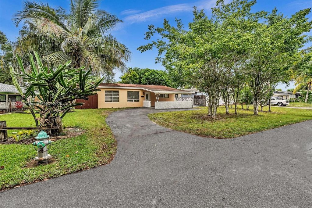 Photo of 1910 N 61st Ter #0, Hollywood, FL 33024 (MLS # A11836377)