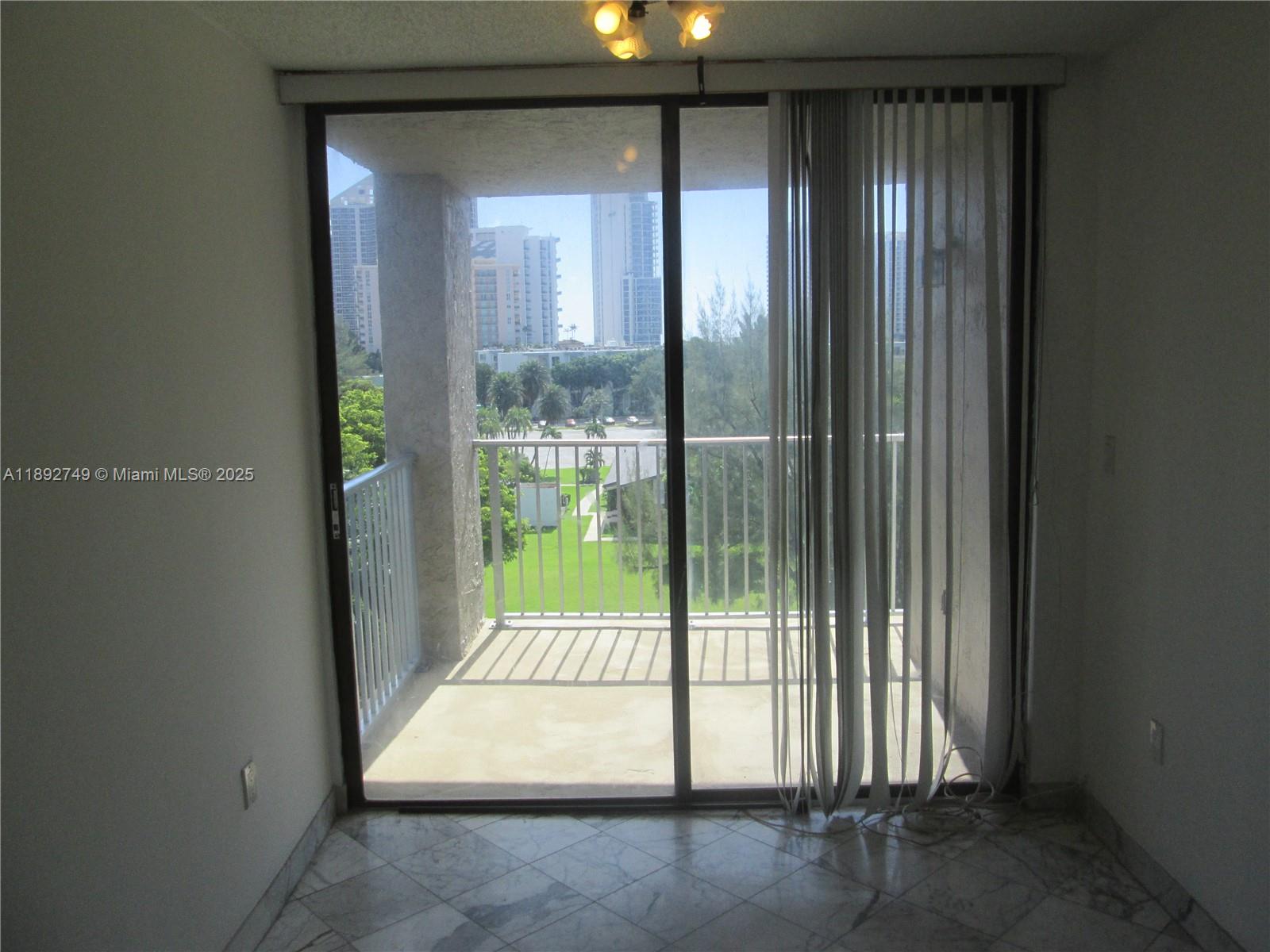 GREAT 2/2 CORNER APARTMENT WITH NICE VIEW OF THE BAY AND GARDEN, NEXT TO THE PARK AND CHILDREN'S PLAYGROUND. EXCELLENT LOCATION- BRAND NEW APPLIANCES AND REMODELED KITCHEN, MARBLE FLOOR IN LIVING AREA, AND CARPET IN BEDROOMS.