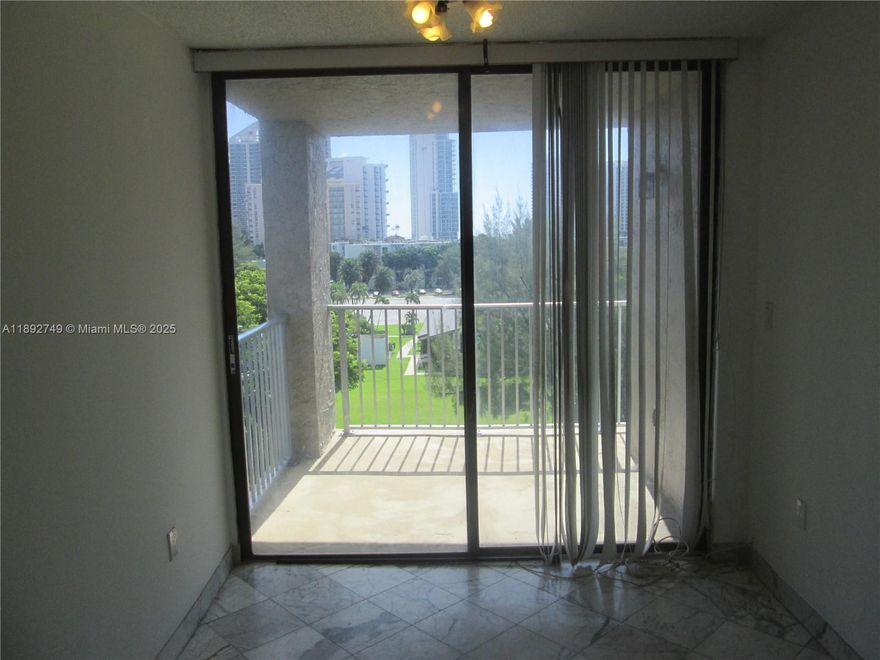 GREAT 2/2 CORNER APARTMENT WITH NICE VIEW OF THE BAY AND GARDEN, NEXT TO THE PARK AND CHILDREN'S PLAYGROUND. EXCELLENT LOCATION- BRAND NEW APPLIANCES AND REMODELED KITCHEN, MARBLE FLOOR IN LIVING AREA, AND CARPET IN BEDROOMS.