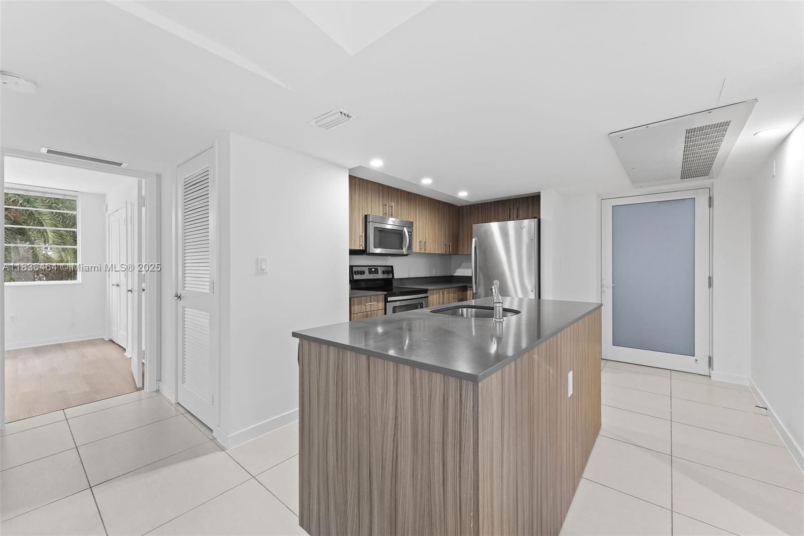 910 West Ave 0438