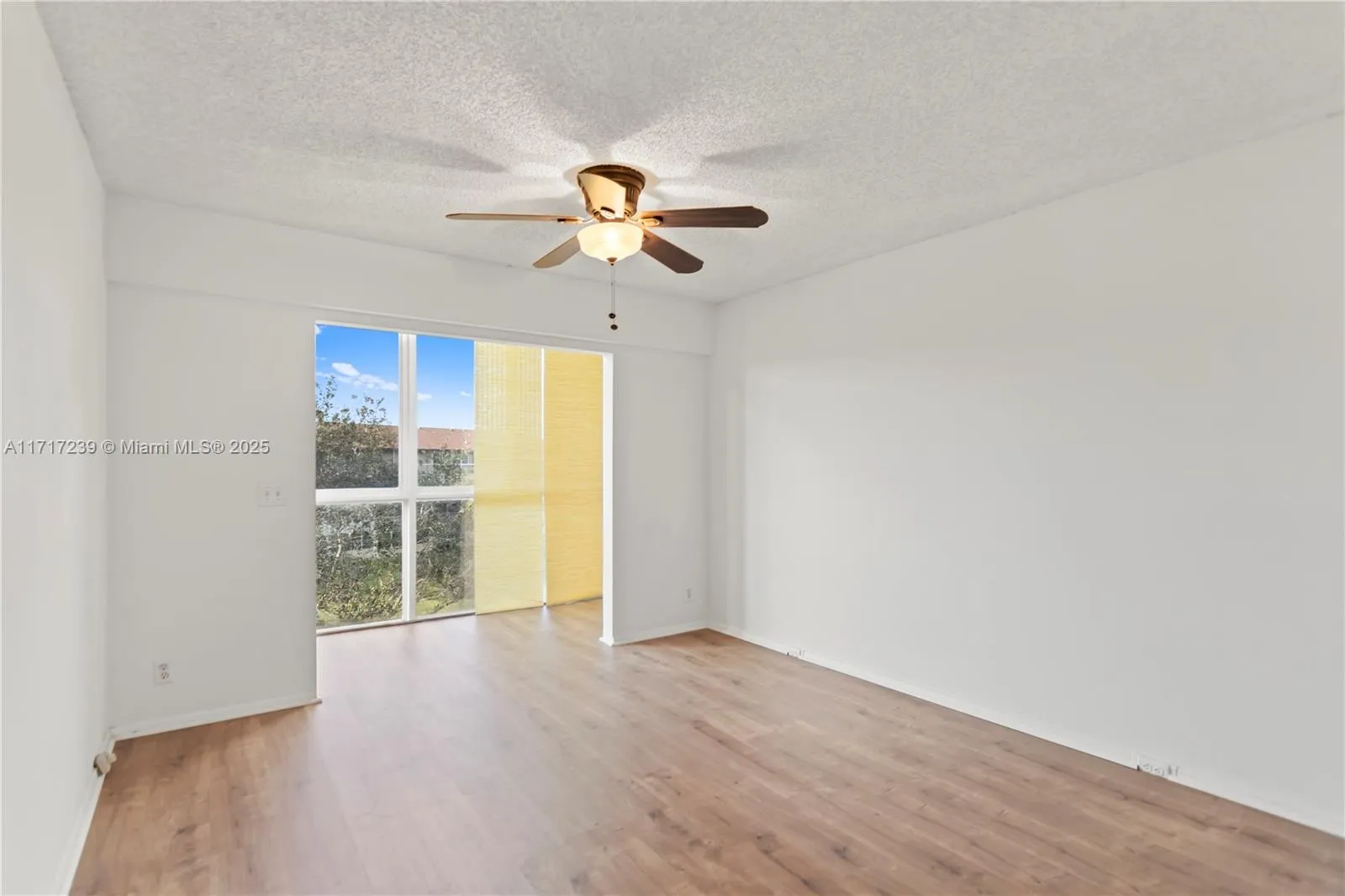 Pembroke Pines, Florida 33027, United States, 2 Bedrooms Bedrooms, ,2 BathroomsBathrooms,Residential,Active,22122