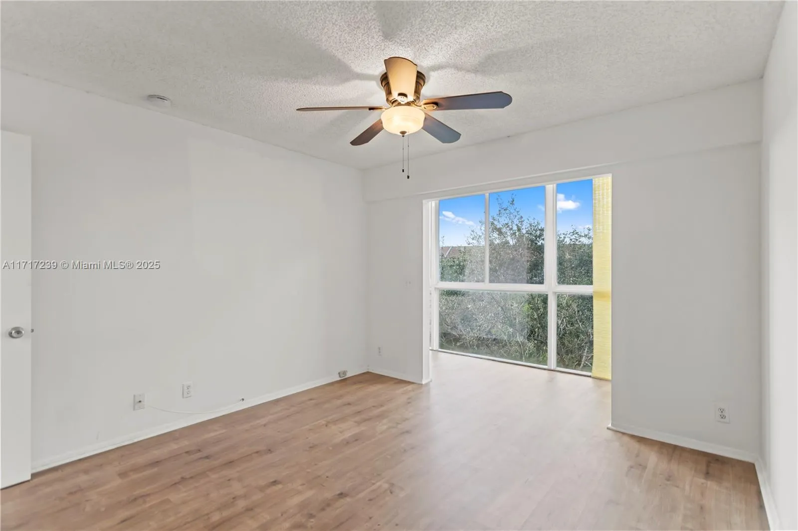 Pembroke Pines, Florida 33027, United States, 2 Bedrooms Bedrooms, ,2 BathroomsBathrooms,Residential,Active,22122