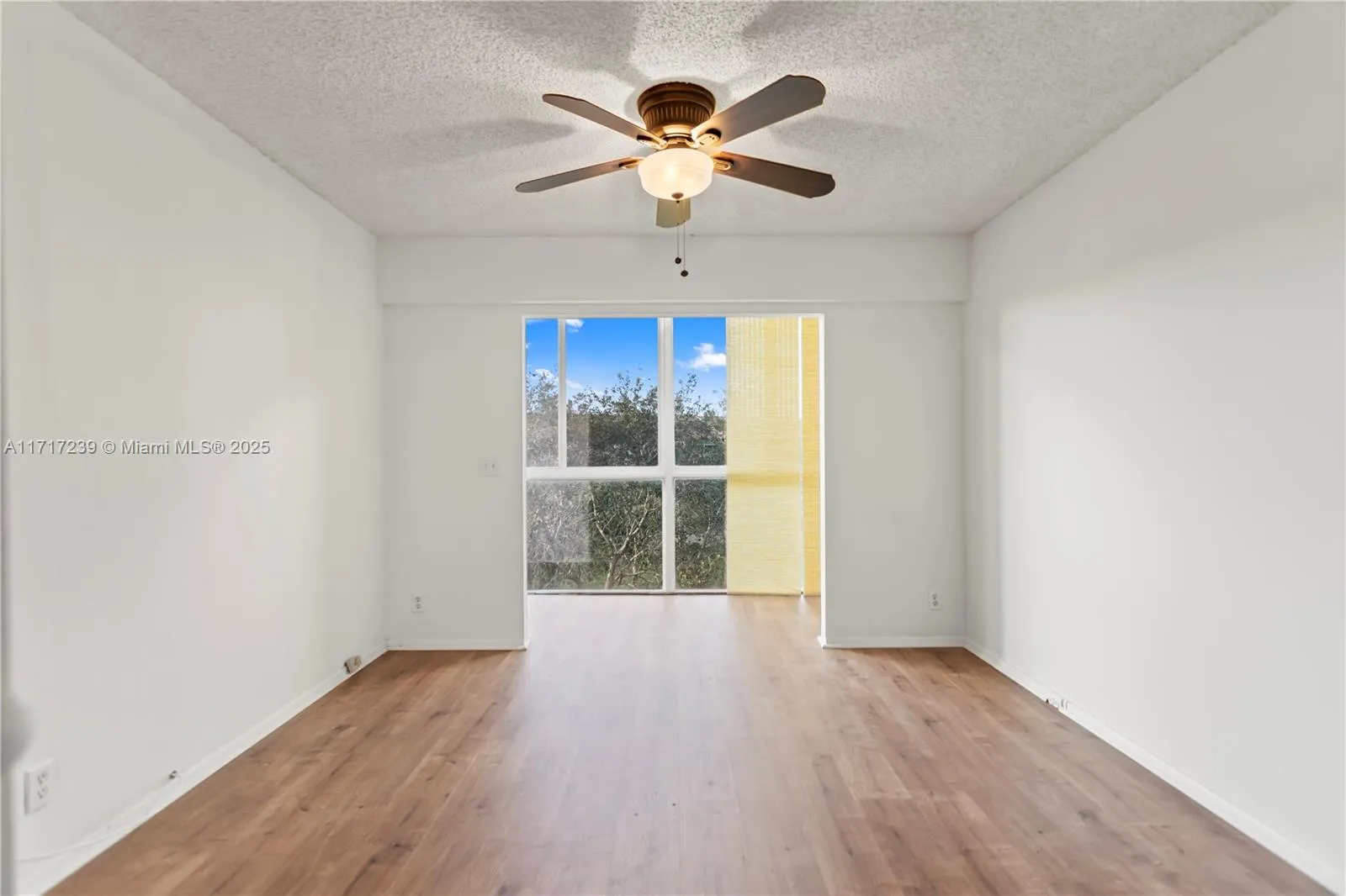 Pembroke Pines, Florida 33027, United States, 2 Bedrooms Bedrooms, ,2 BathroomsBathrooms,Residential,Active,22122