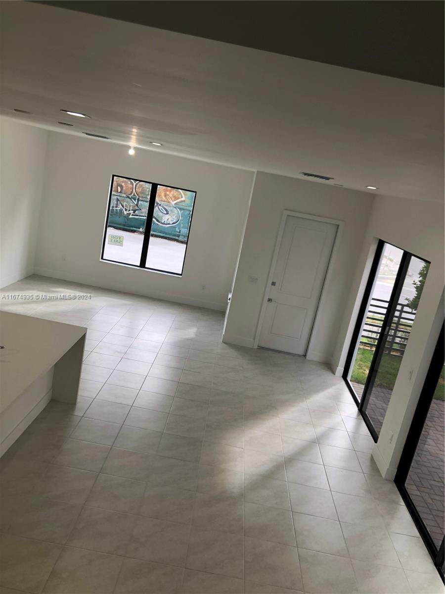 DOWNTOWN DORAL SOUTH PHAS - Residential