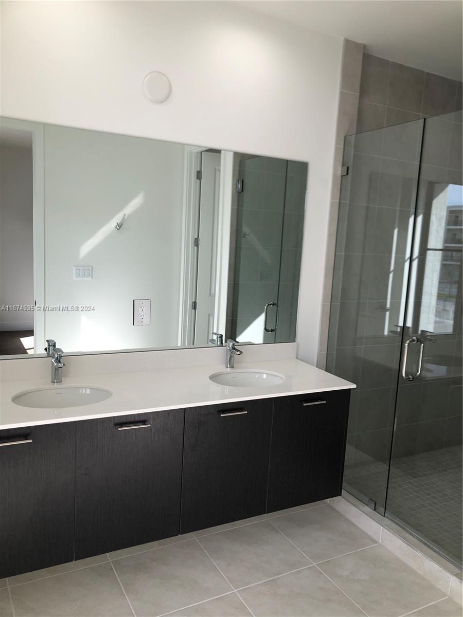 DOWNTOWN DORAL SOUTH PHAS - Residential