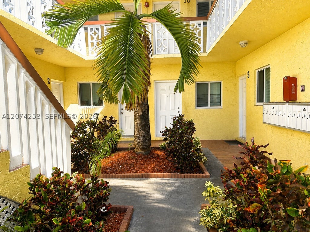 Photo of 724 NE 4th St #3, Hallandale Beach, FL 33009 (MLS # A12074258)