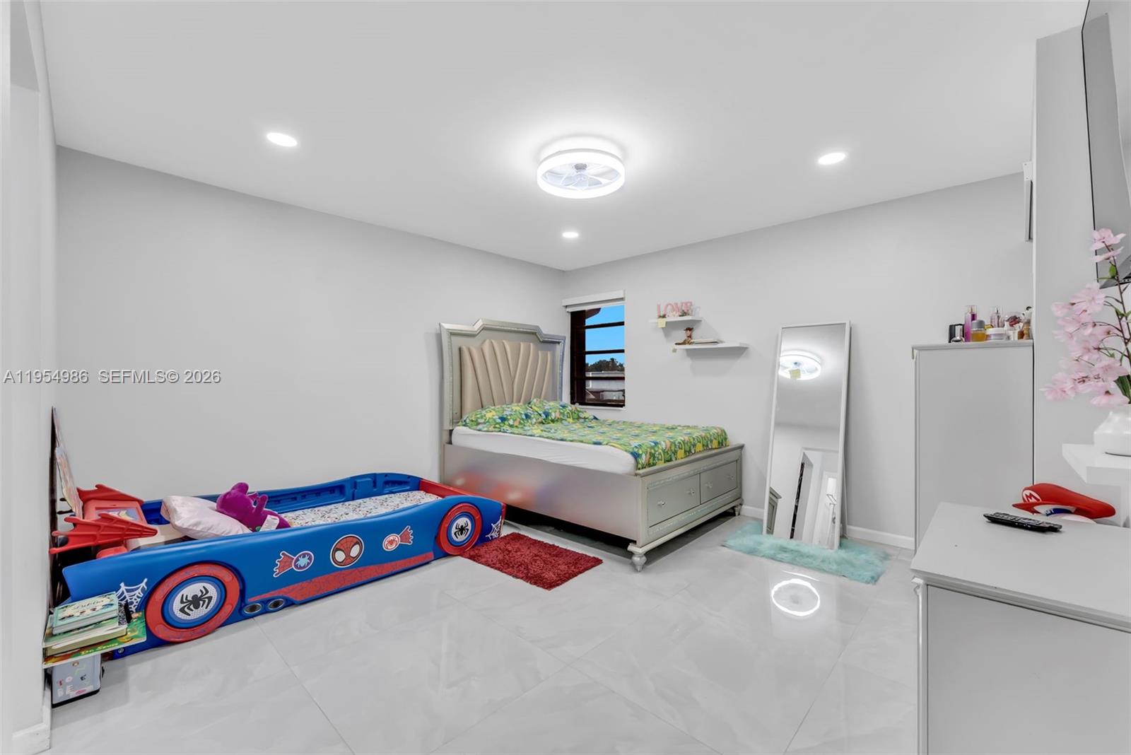 LAKE VILG AT INTL LAKE TH - Residential