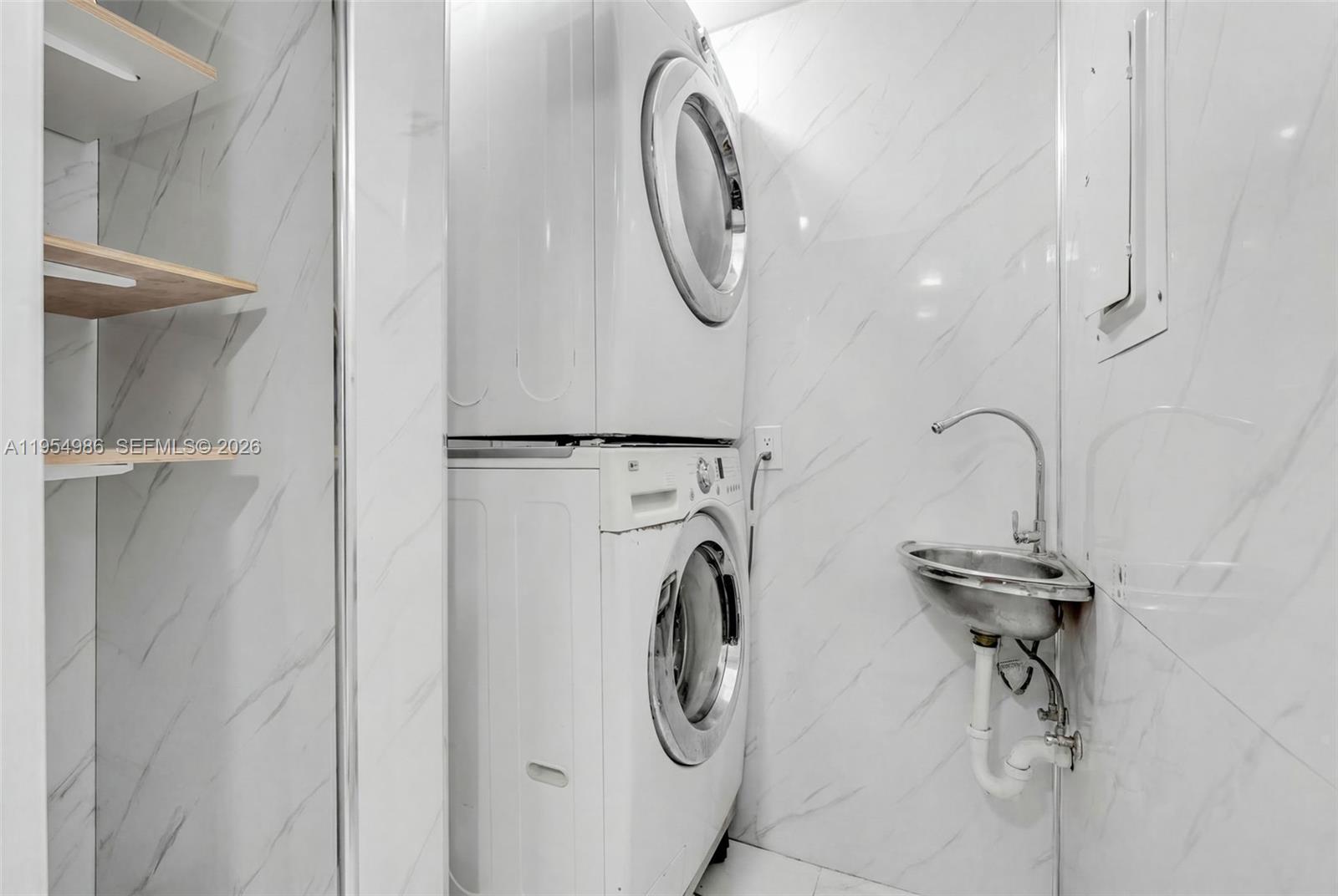 LAKE VILG AT INTL LAKE TH - Residential