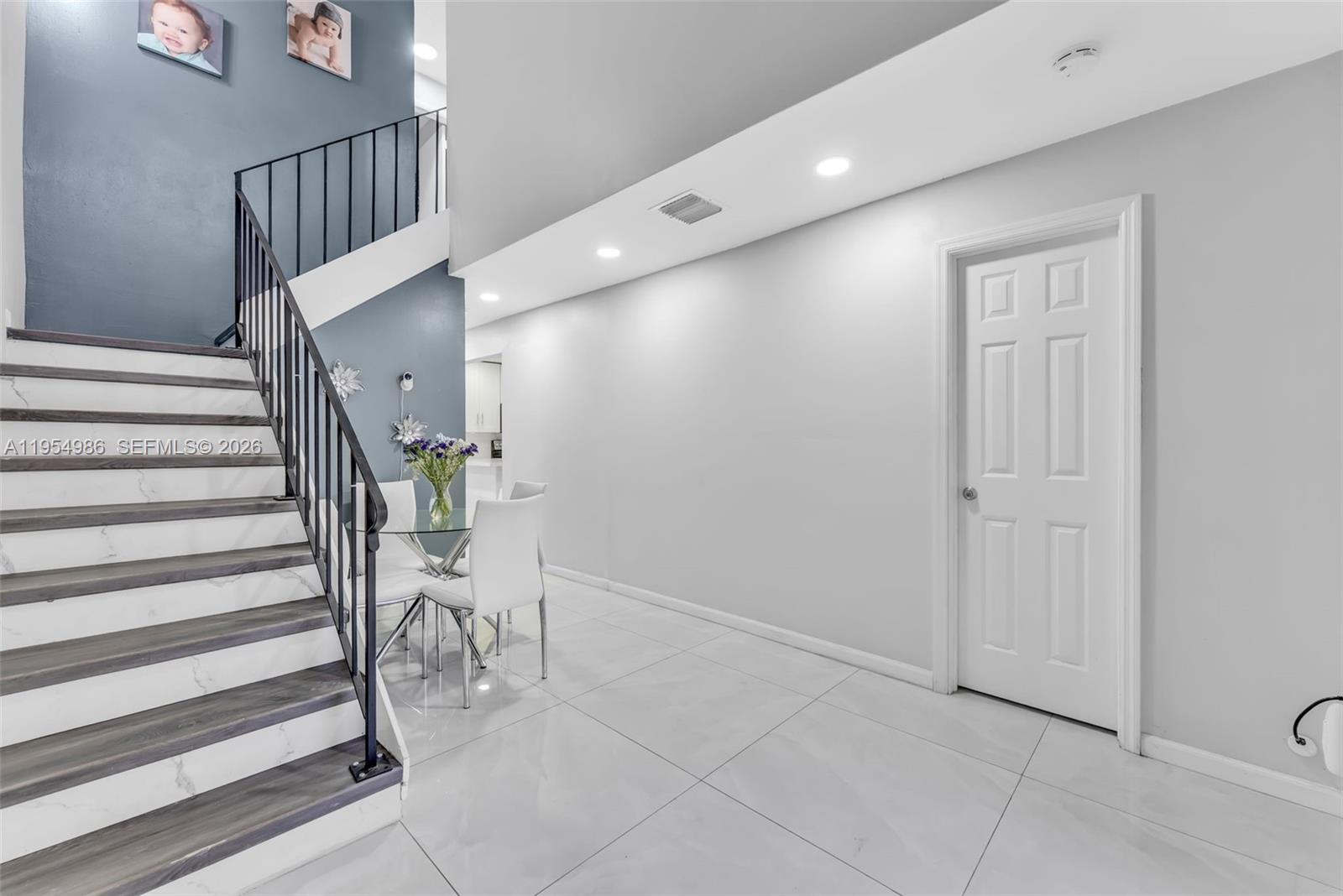 LAKE VILG AT INTL LAKE TH - Residential