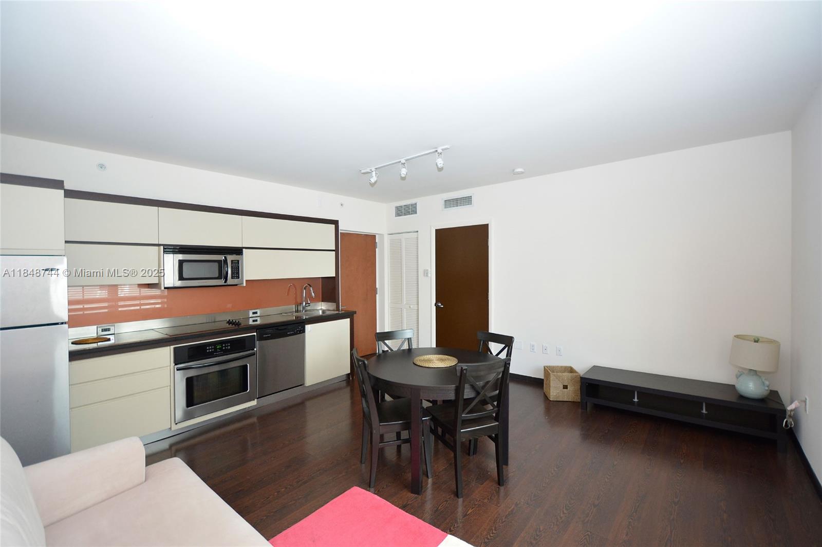 Beautiful 1-Bedroom Apartment in the Heart of South Beach.
Fully furnished and move-in ready, this spacious one-bedroom apartment features a washer and dryer inside the unit for ultimate convenience. Located just blocks from Lincoln Road, top restaurants, shops, and the beach, you’ll be right in the center of everything South Beach has to offer.
The building includes 24-hour front desk service, a fully equipped gym, and a pool. First and Deposit only!!