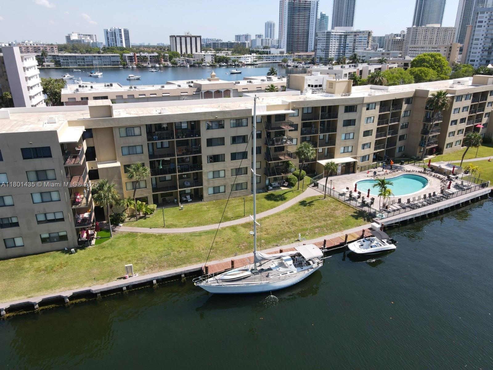 YACHT CLUB CONDO (THE) - Residential