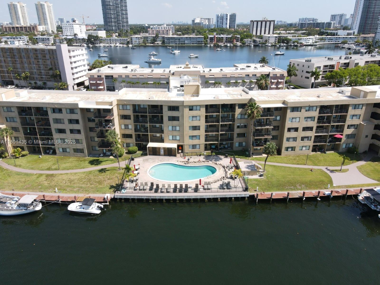 YACHT CLUB CONDO (THE) - Residential