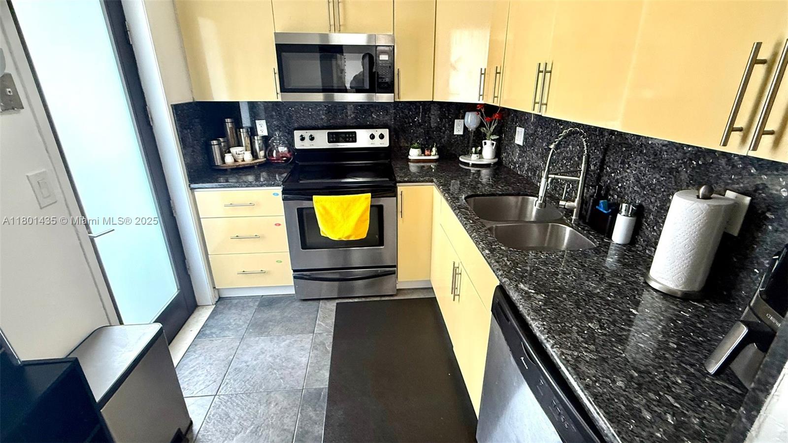 YACHT CLUB CONDO (THE) - Residential