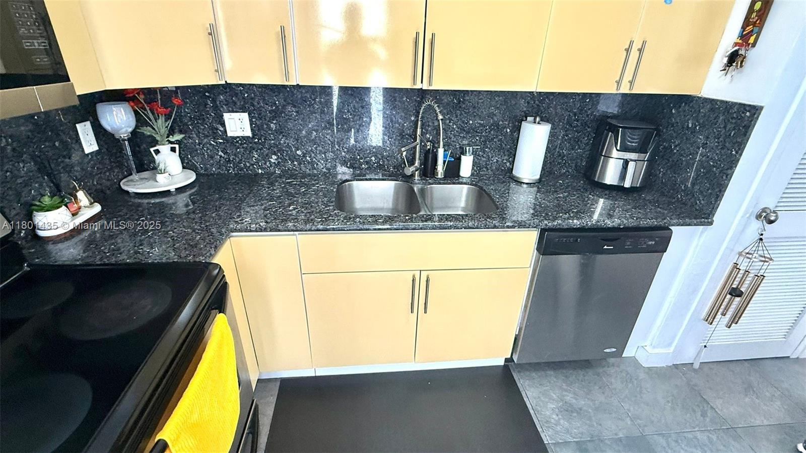 YACHT CLUB CONDO (THE) - Residential