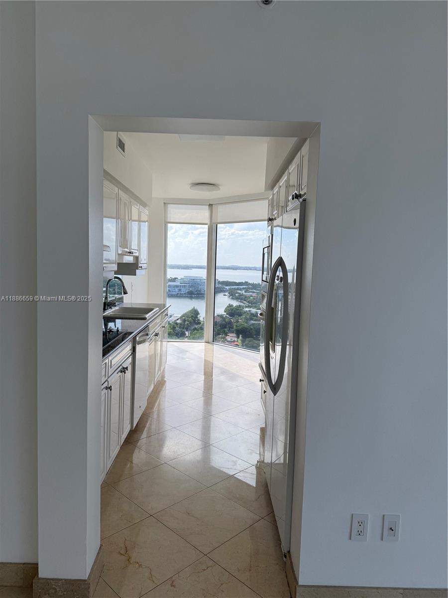 4775 Collins Ave 2507