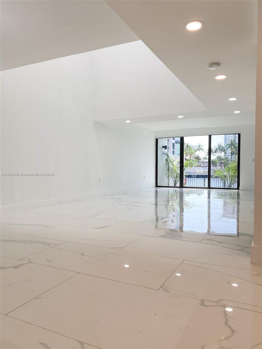 316 Poinciana Dr 808