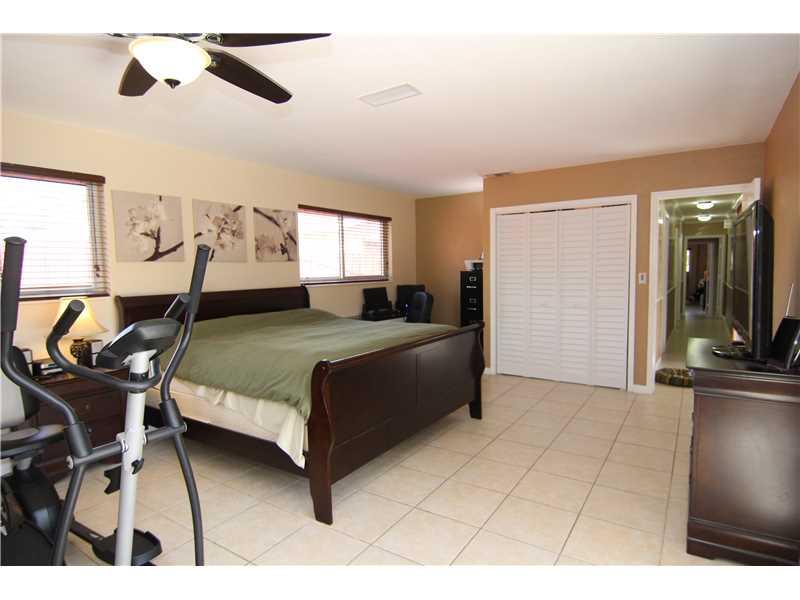 HOLLYWOOD HILLS 6-22 B - Residential