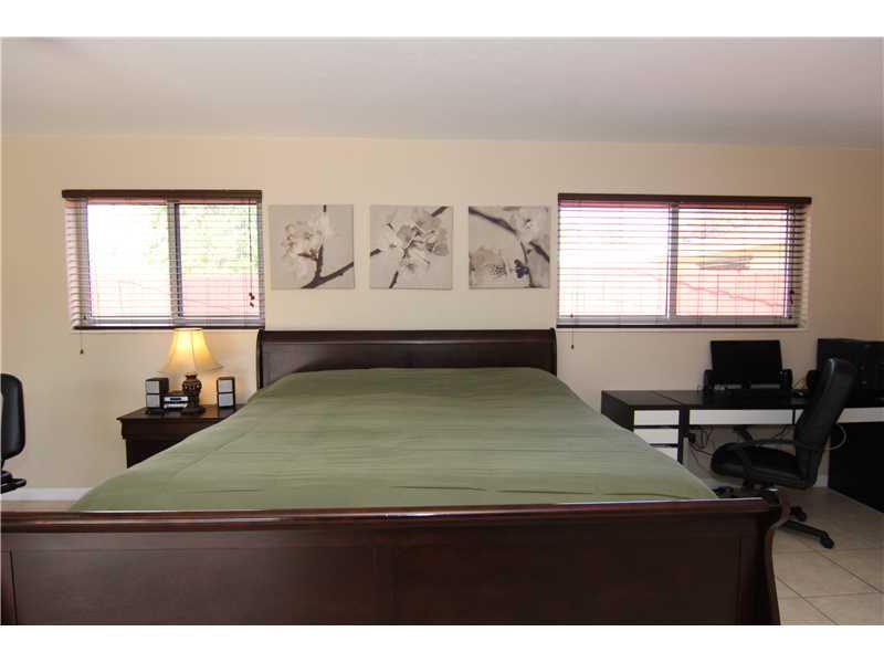 HOLLYWOOD HILLS 6-22 B - Residential