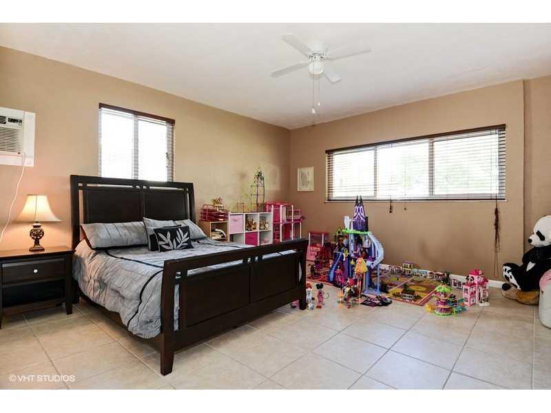 HOLLYWOOD HILLS 6-22 B - Residential