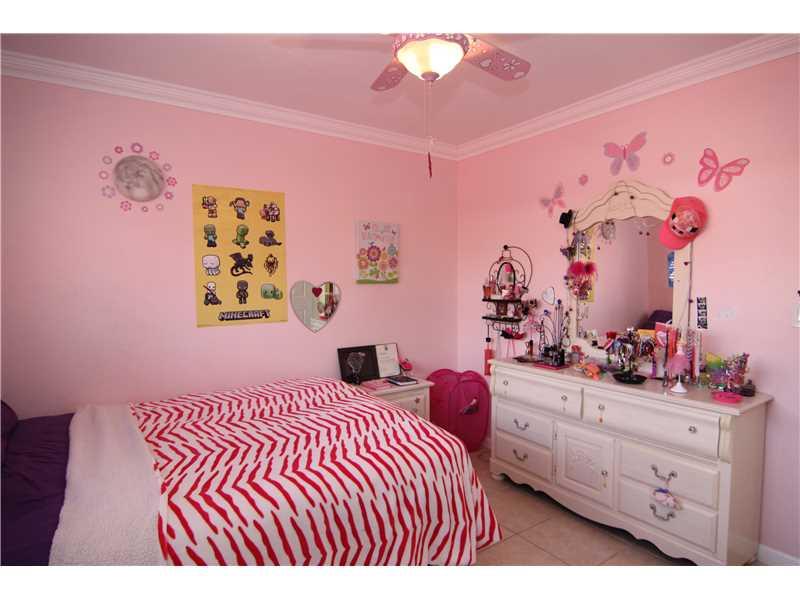 HOLLYWOOD HILLS 6-22 B - Residential