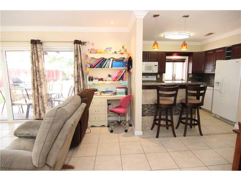 HOLLYWOOD HILLS 6-22 B - Residential