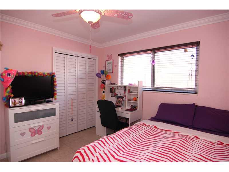 HOLLYWOOD HILLS 6-22 B - Residential