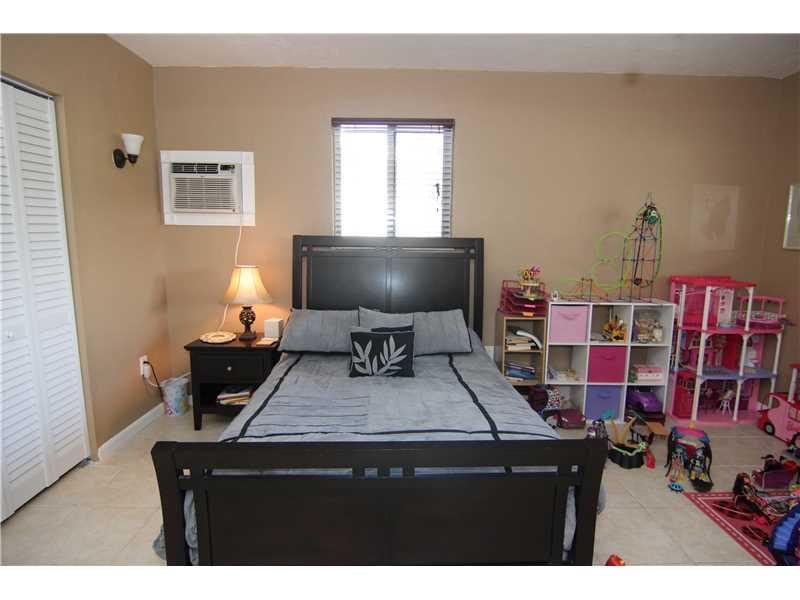 HOLLYWOOD HILLS 6-22 B - Residential