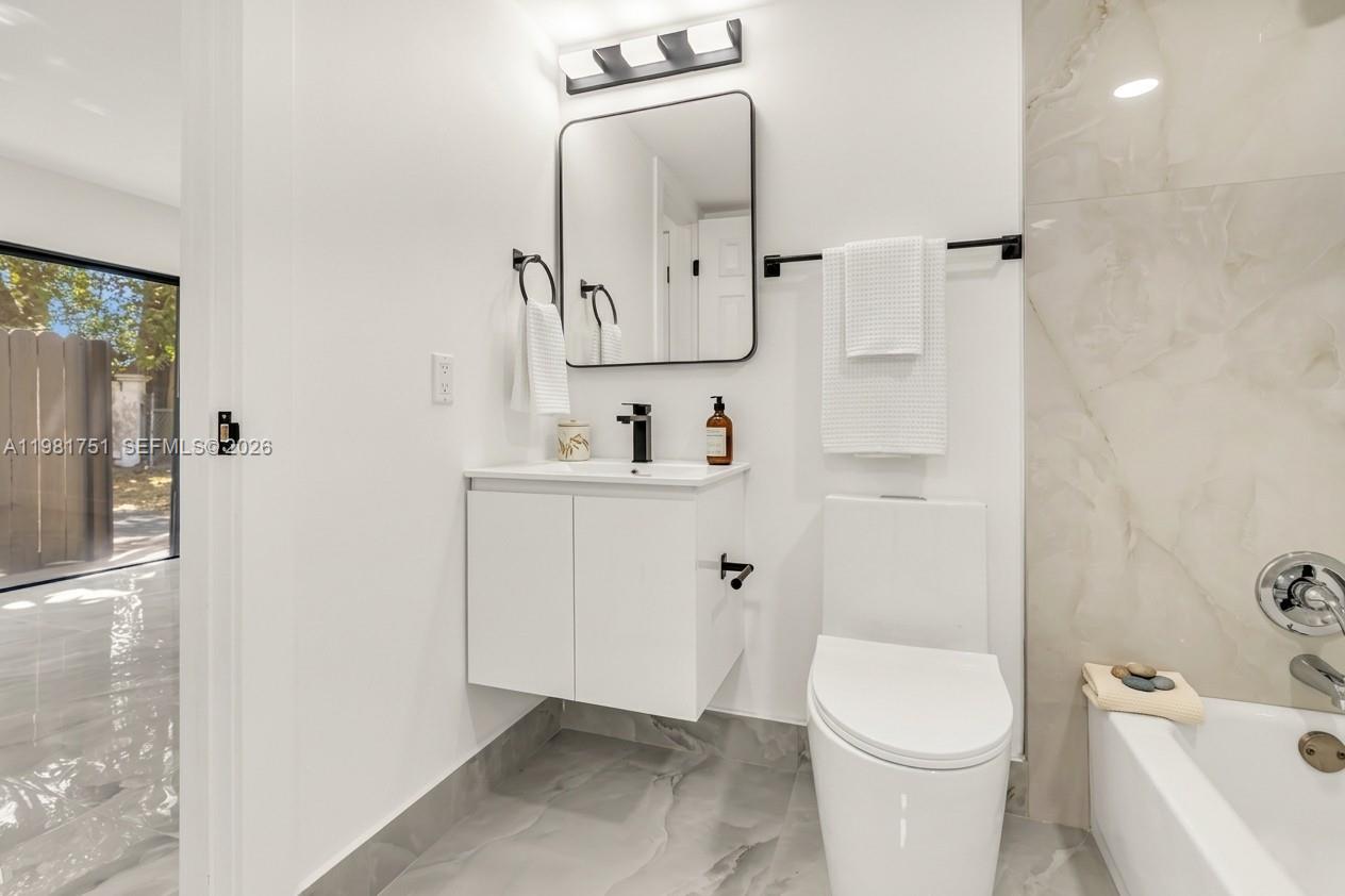 BRIAR BAY TOWNHOUSE ESTAT - Residential