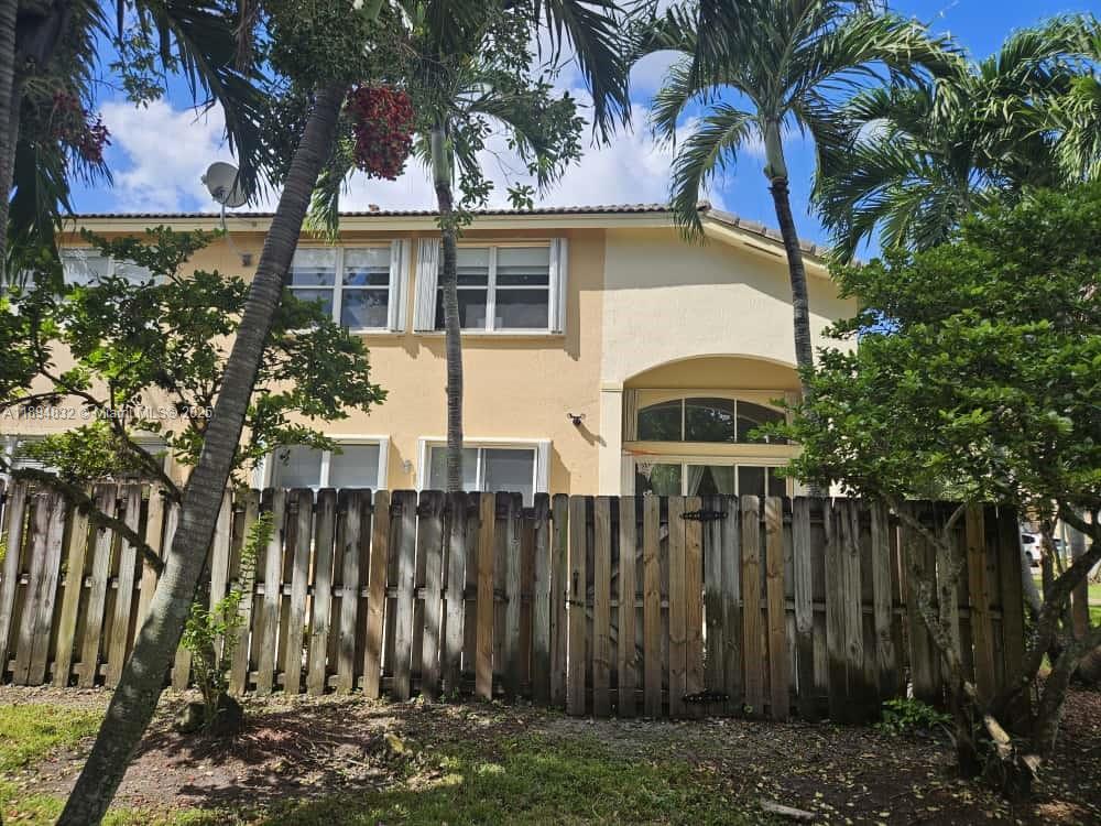 DORAL SOUTHEAST PATIO-HOM - Residential