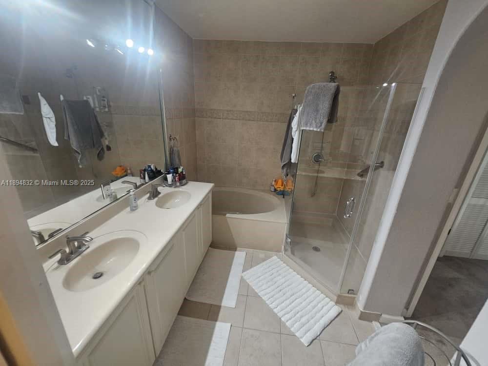 DORAL SOUTHEAST PATIO-HOM - Residential