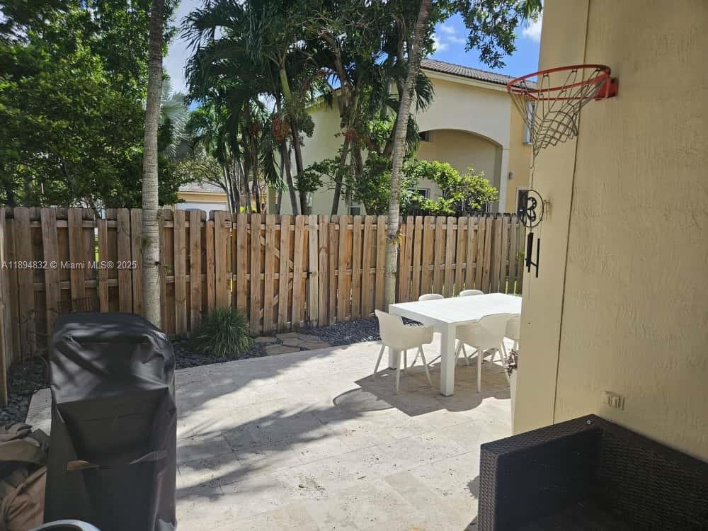 DORAL SOUTHEAST PATIO-HOM - Residential