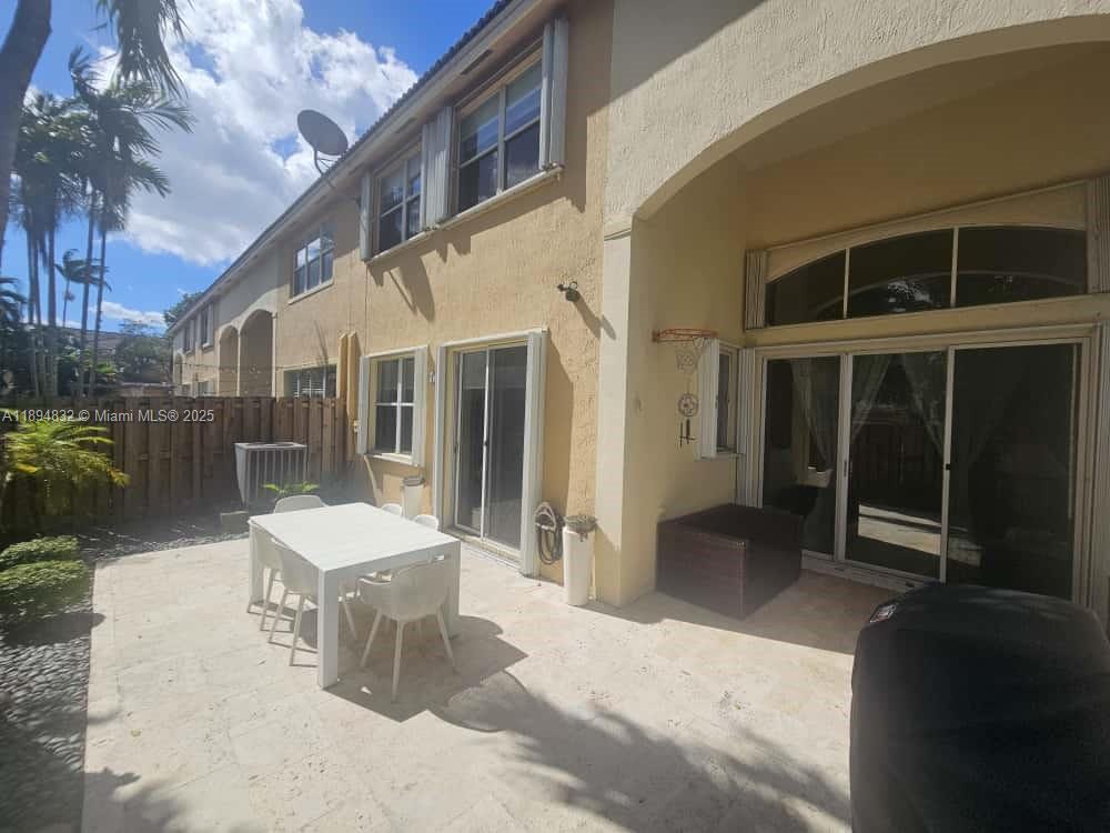 DORAL SOUTHEAST PATIO-HOM - Residential