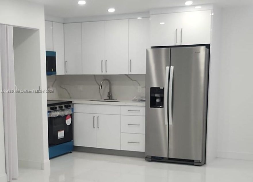Gorgeous apartment in Lauderhill. Bright and spacious, great layout, nicely remodeled kitchen, granite countertops, SS Appliances. New vanity. Ready to move in. Excellent location close to trasportación and major avenues and highways. Rapid approvals.