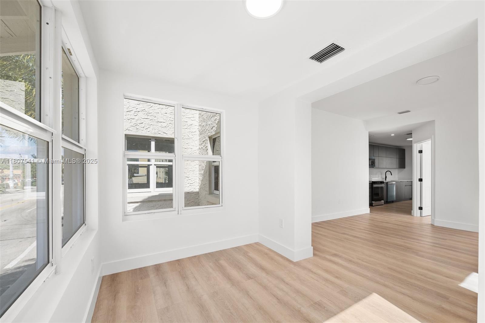 LAWRENCE ESTATES LAND CO - Residential Lease