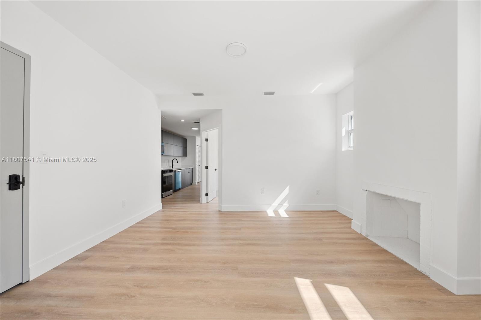 LAWRENCE ESTATES LAND CO - Residential Lease