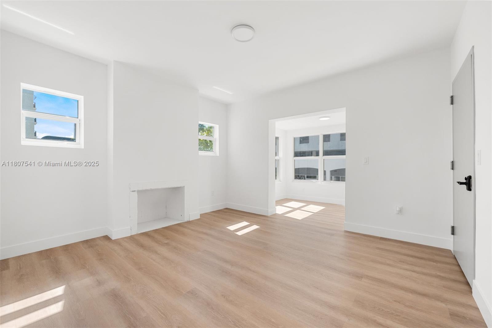 LAWRENCE ESTATES LAND CO - Residential Lease